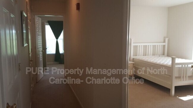Building Photo - 711 Ivy Glen Dr