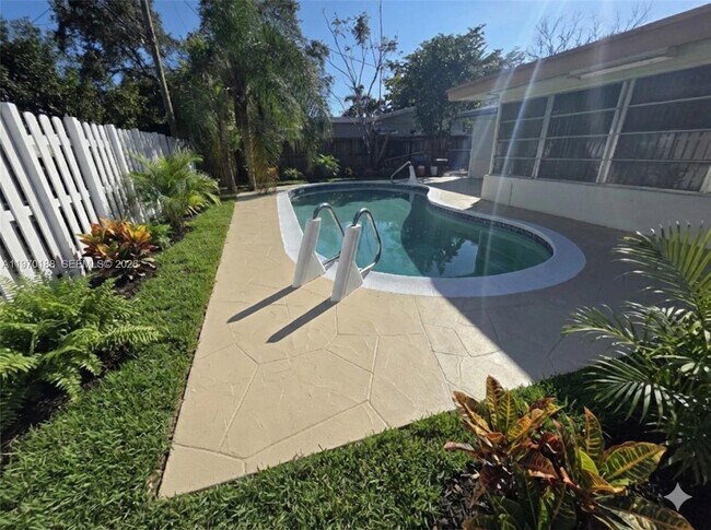 Building Photo - 2141 N 57th Terrace