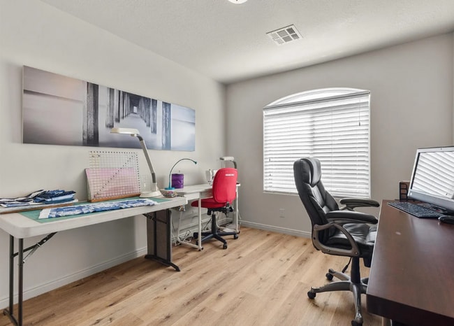 Building Photo - Your Perfect Hurricane Getaway Awaits!