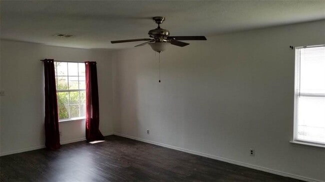 Building Photo - 302 Will Ln