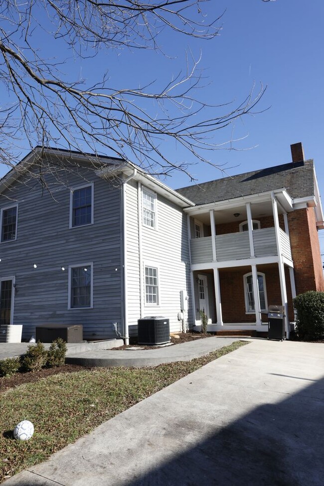 Building Photo - Gorgeous 2 story home in the historic Poin...