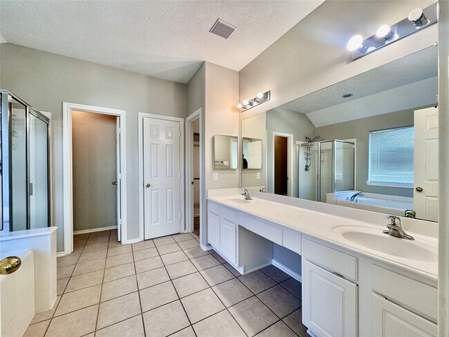 Building Photo - 10630 Acacia Forest tr