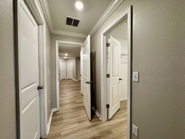 Building Photo - "Charming 3-Bed townhouse with Granite Accents, 2.5 Baths, 1650 Sq Ft – New Flooring and New Paint