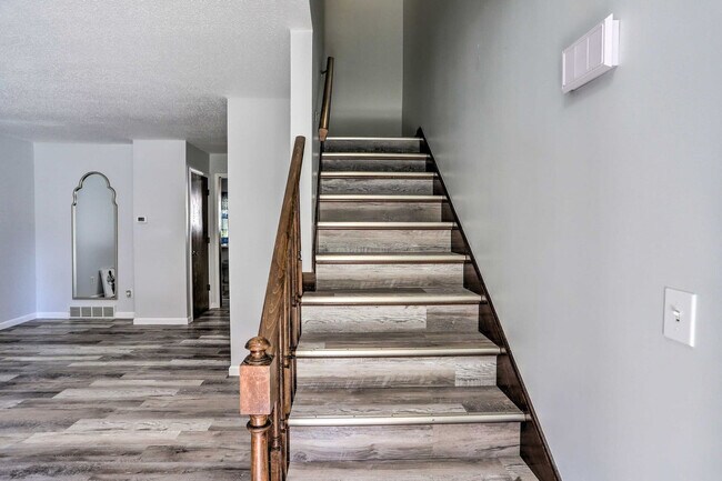 Building Photo - 6834 Woodmeadow Dr