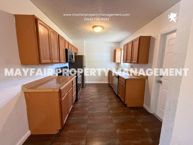 Building Photo - 1642 NW 13th Ct