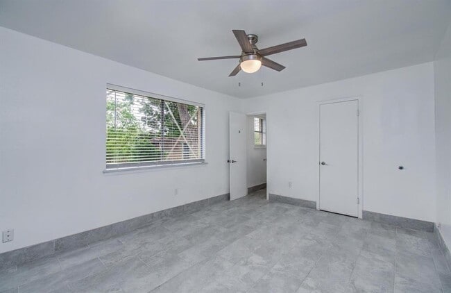 Building Photo - 502 Guyer St