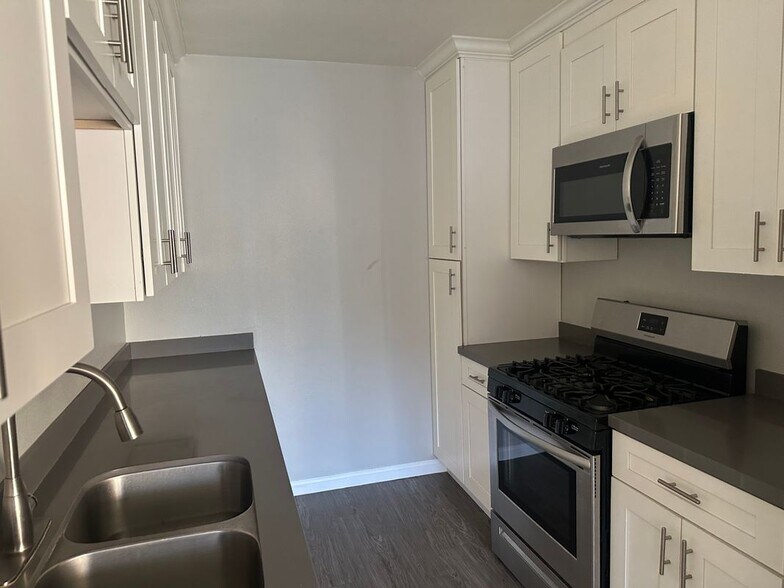 Building Photo - 5840 Hazeltine Ave