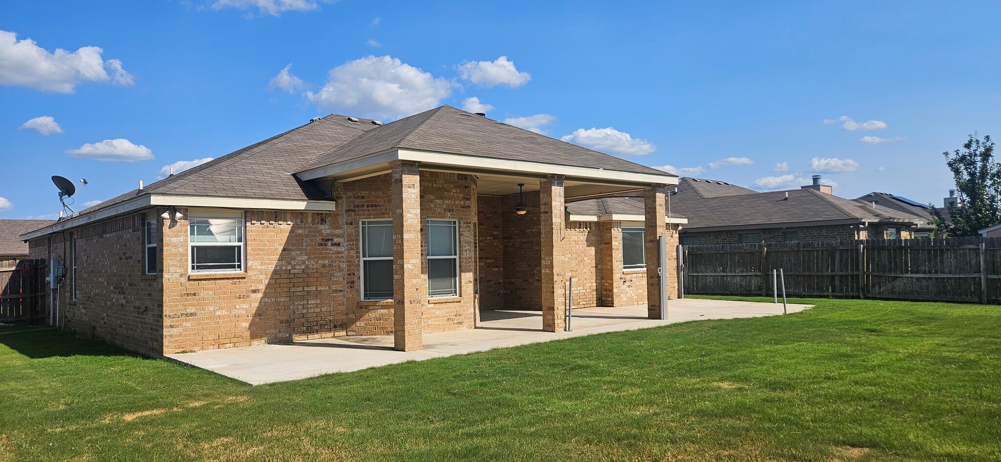 Building Photo - 2415 Merle Dr