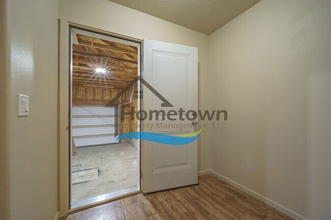 Building Photo - 3 Bedroom 2 Bathroom Home with Attached 2 ...