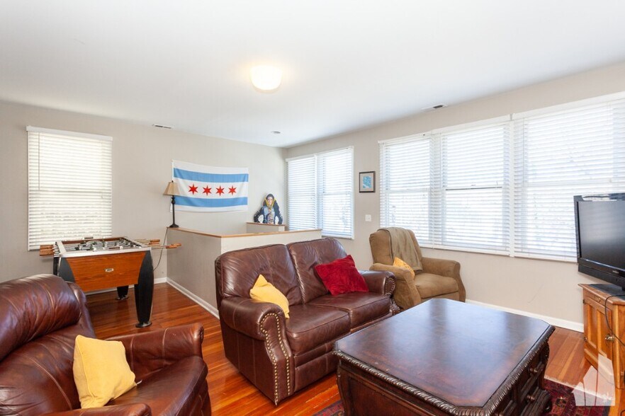 Building Photo - 2440 N Ashland Ave