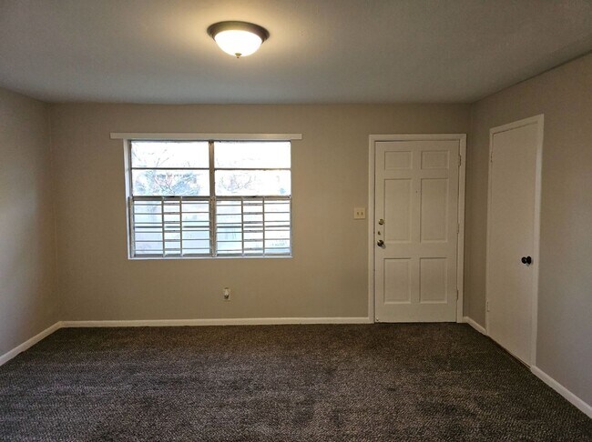 Building Photo - Newly renovated 2 bedroom, 1 bath duplex i...