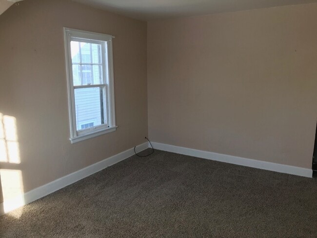 Building Photo - 323 Hillview Dr