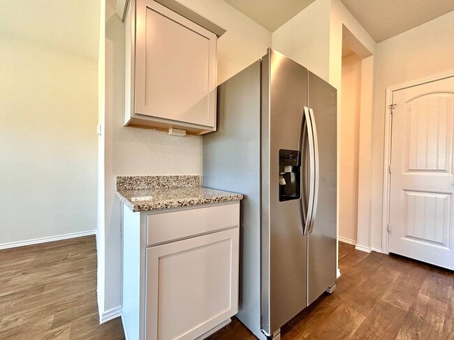 Building Photo - 221 Granary Dr