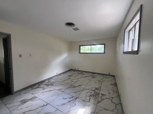 Building Photo - 2464 Kensington Dr