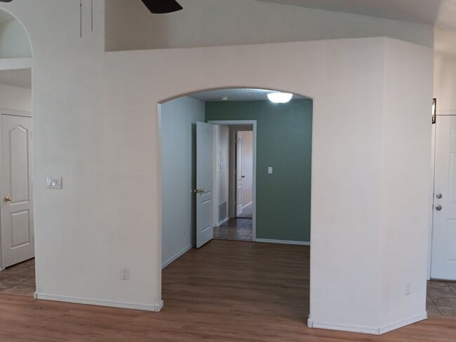 Building Photo - 3 Bedroom, 2 Bathroom Home! Schedule a Showing Today!