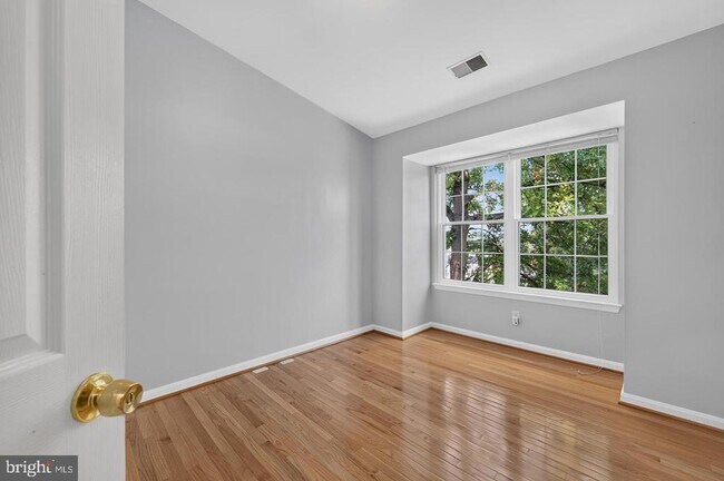 Building Photo - 122 Sanborn Pl