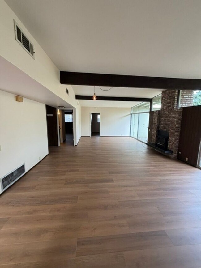 Building Photo - 557 Villanova Dr