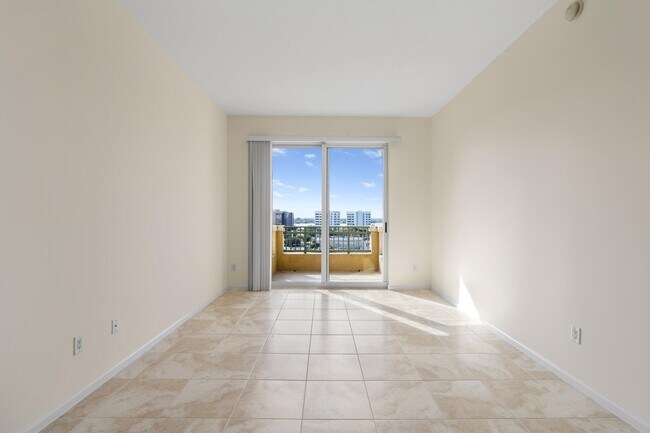 Building Photo - 403 S Sapodilla Ave