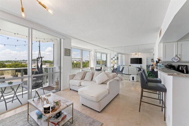 Building Photo - 900 Bay Dr