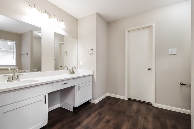 Building Photo - 6923 Echo Pines Dr