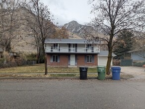 Building Photo - 880 Medoland Dr