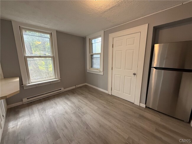 Building Photo - 116 Alice Ave