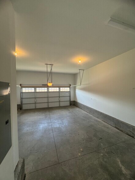 Building Photo - 3064 Flowing Creek Dr