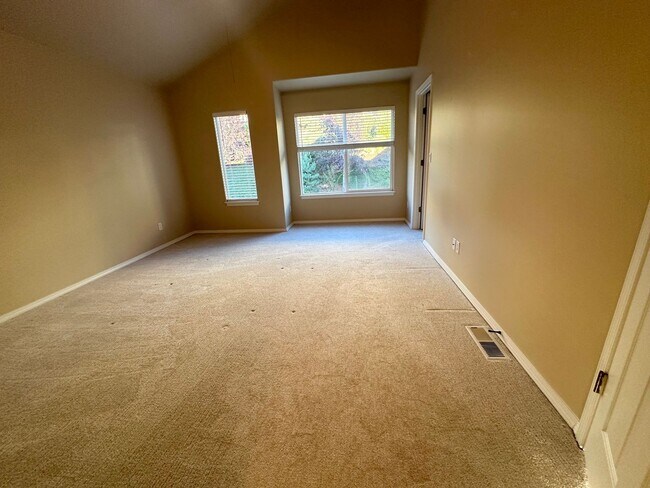 Building Photo - Beautiful 3 Bedroom Townhouse in West Linn!