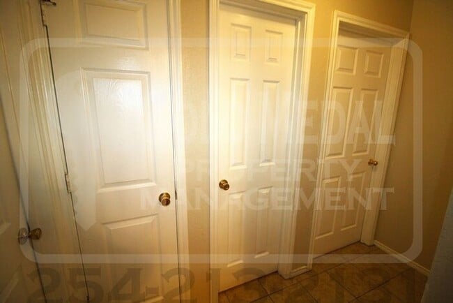 Building Photo - 3402 Hereford Ln