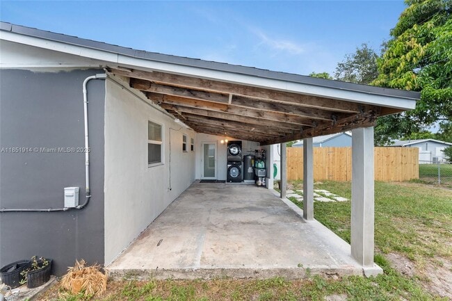 Building Photo - 1111 NE 211th Terrace