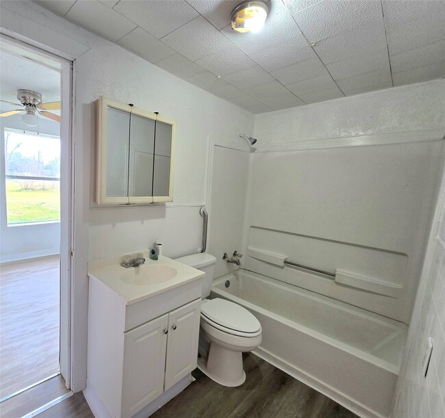 Building Photo - 801 Collins St