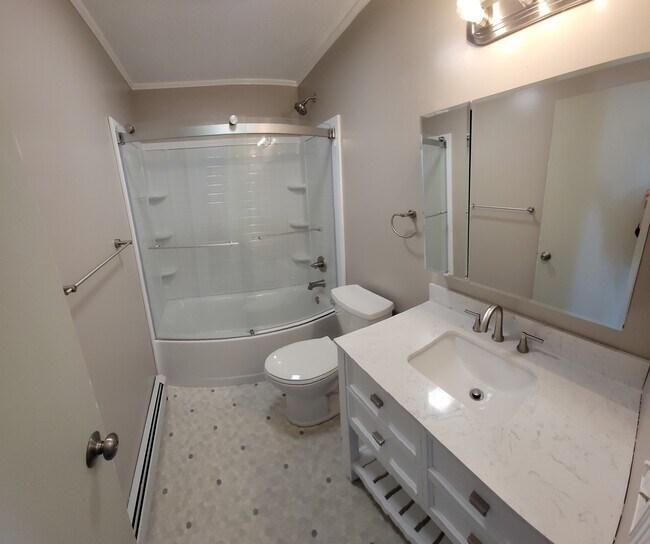 Bahroom - 1130 Valley St