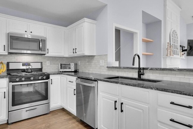 Building Photo - 6760 Waveland Dr