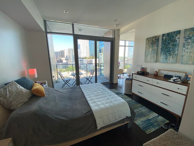 Building Photo - Spacious 930 SF Luxury Condo | Fifth & West | Market District