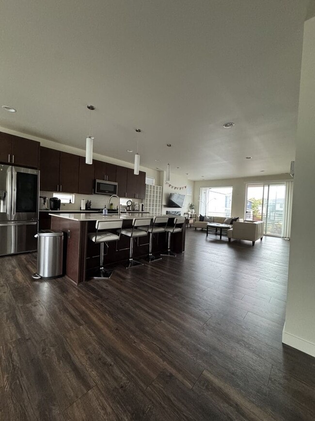 Building Photo - Warm, Welcoming 5BR Home Near Alderwood Mall