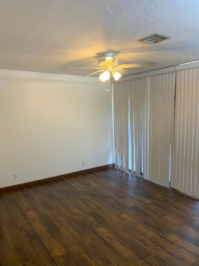 bedroom - 1011 El Segundo Dr