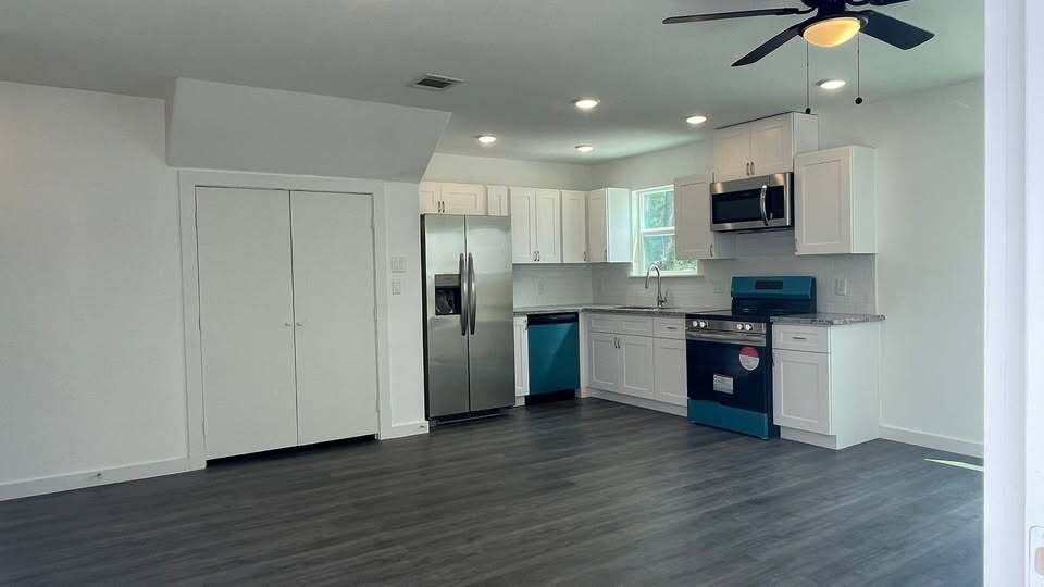 Building Photo - 9529 Everglade Dr