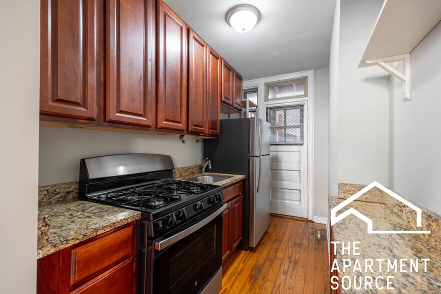 Building Photo - 549 W Surf St