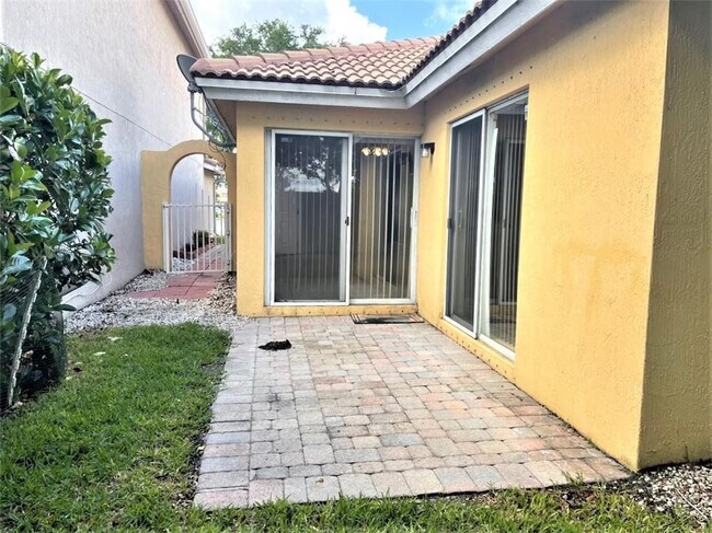 Building Photo - 3427 Commodore Ct