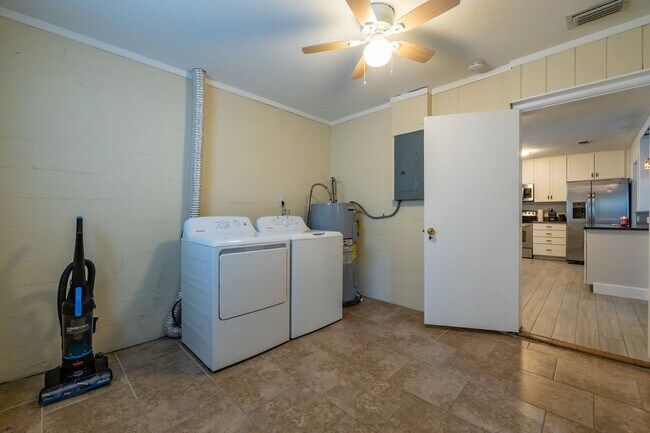 Building Photo - 208 Woodbine Ave