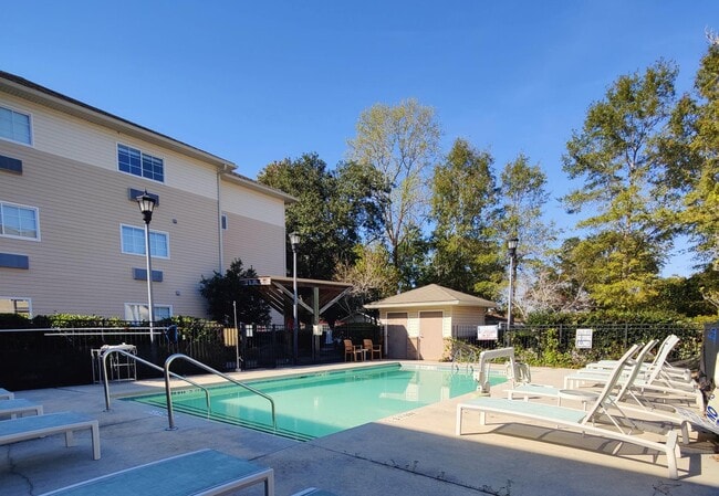 Building Photo - ONE MONTH FREE!!! 1 Bed/ 1 Bath Unit in the heart of North Charleston Available ASAP or February ...