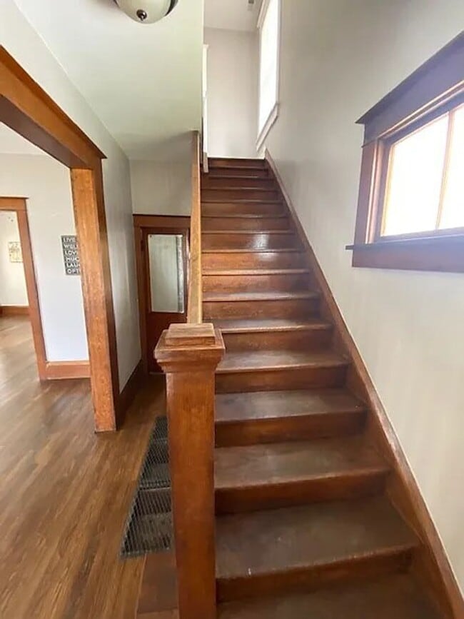 Building Photo - Big 2BR with appliances, nicely updated! Great for students or professor.