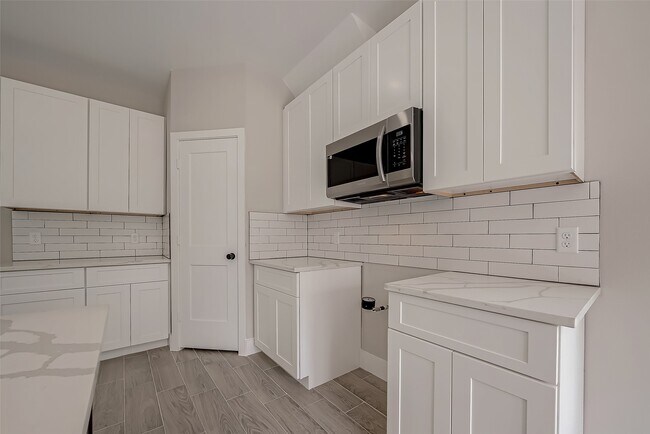 Building Photo - 8128 Chateau St