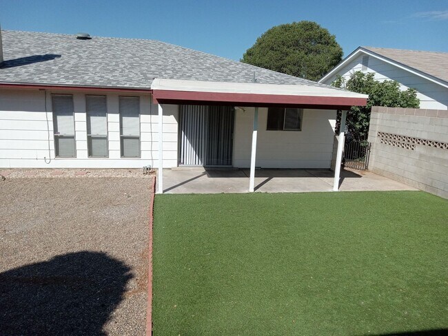 Building Photo - 4 BEDROOM 3 BATHROOM HOME IN THE VIBRANT C...
