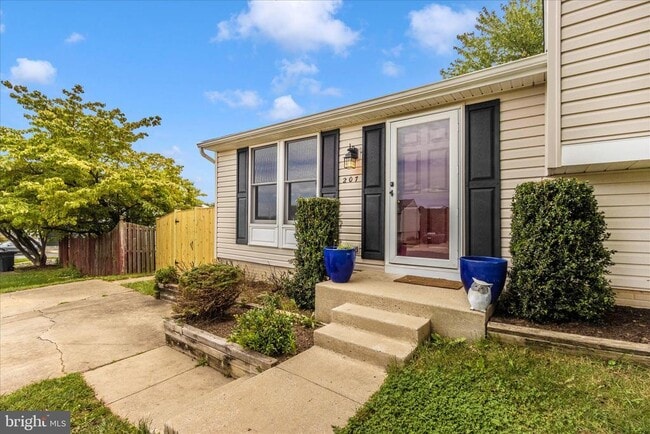 Building Photo - 207 Contour Rd