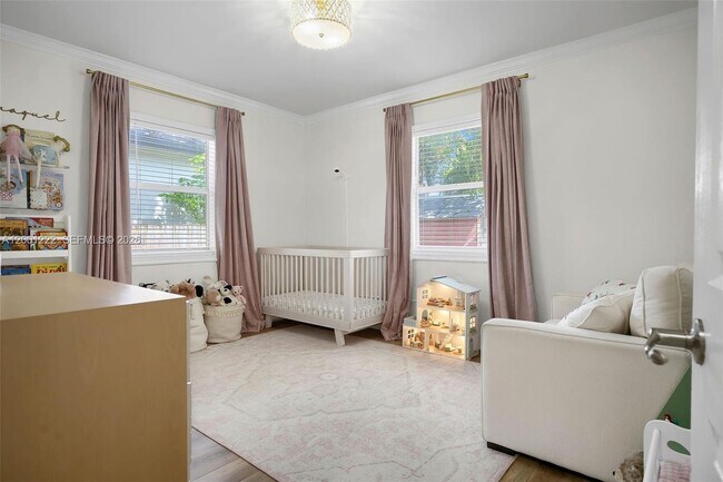 Building Photo - 2311 SW 9th Ave