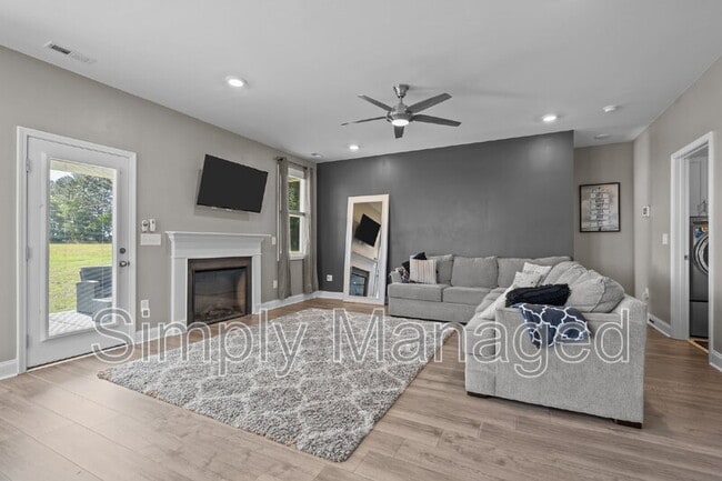 Building Photo - 124 Rocking Horse Ln