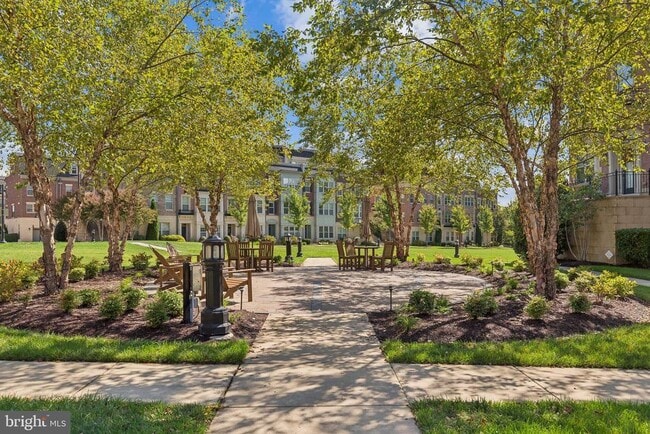 Building Photo - 724 Sentry Square