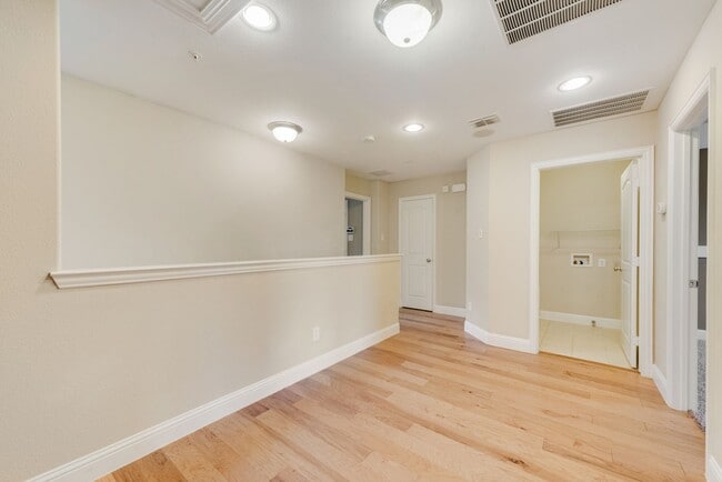 Building Photo - Luxury 3 Bedroom Townhome