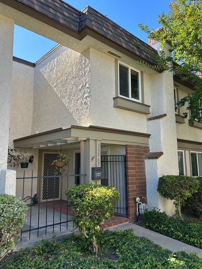 Building Photo - FANTASTIC 3BD TOWNHOUSE FOR LEASE!